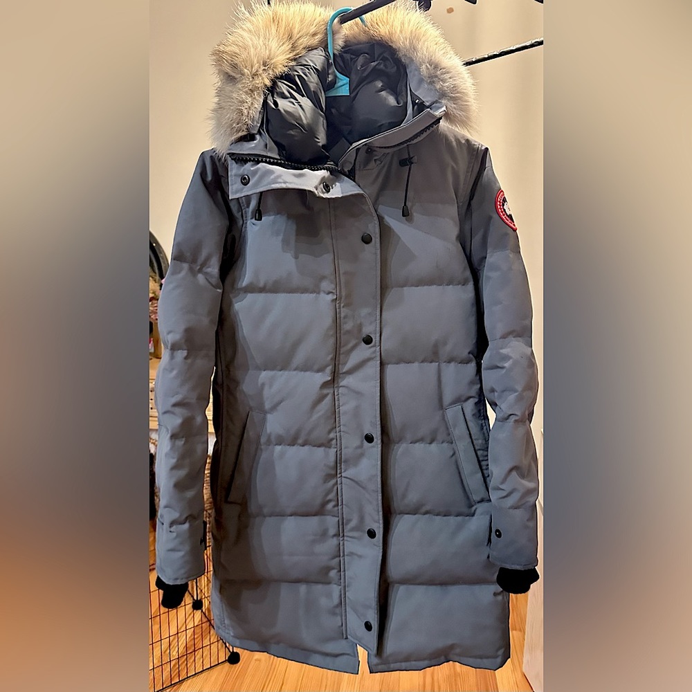 Canada Goose Women’s mid-length parka